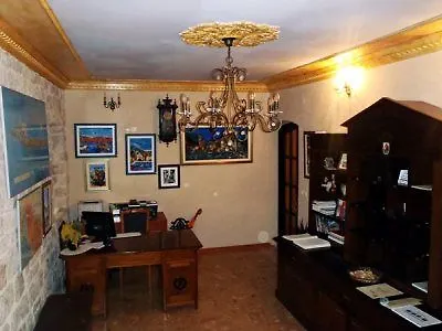 Nora Hvar