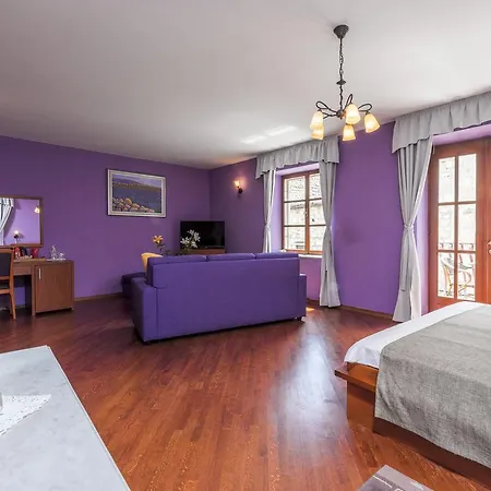 Nora Hvar 4*