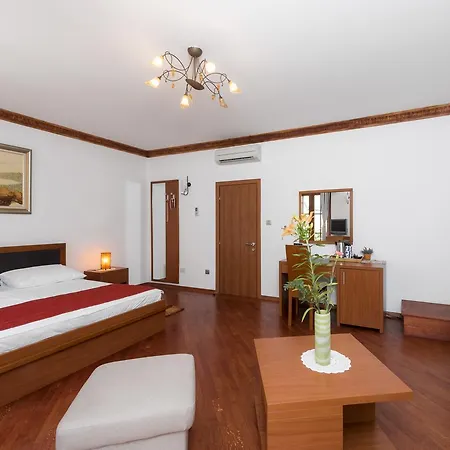 Nora Hvar 4*